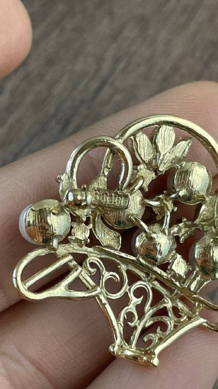 Spilla anni 80 Butler - cestino floreale con perline e pietre col.rubino