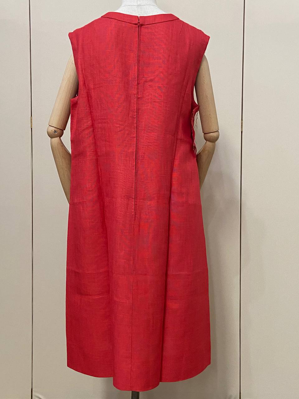 Abito sartoriale smanicato in lino