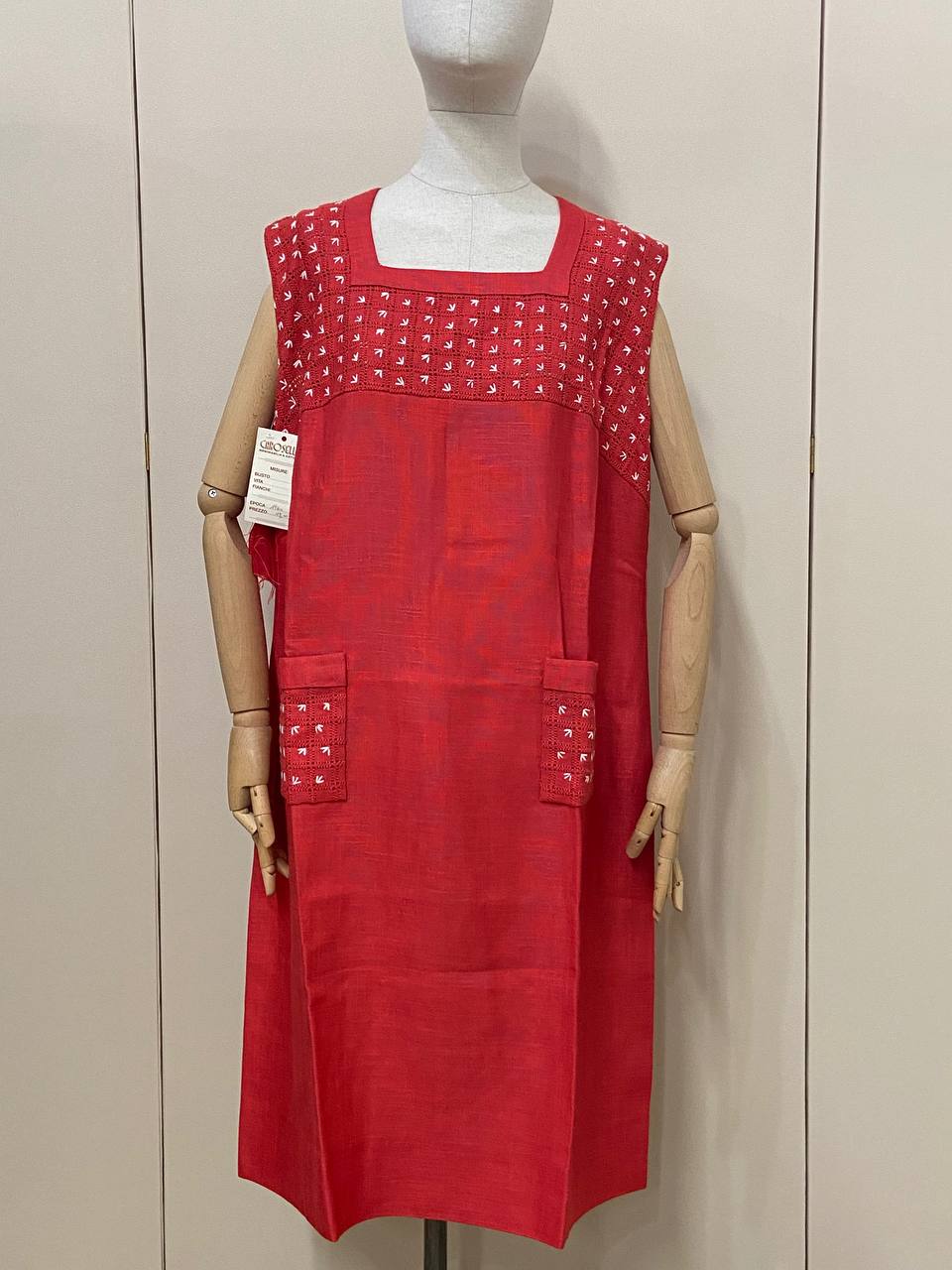 Abito sartoriale smanicato in lino