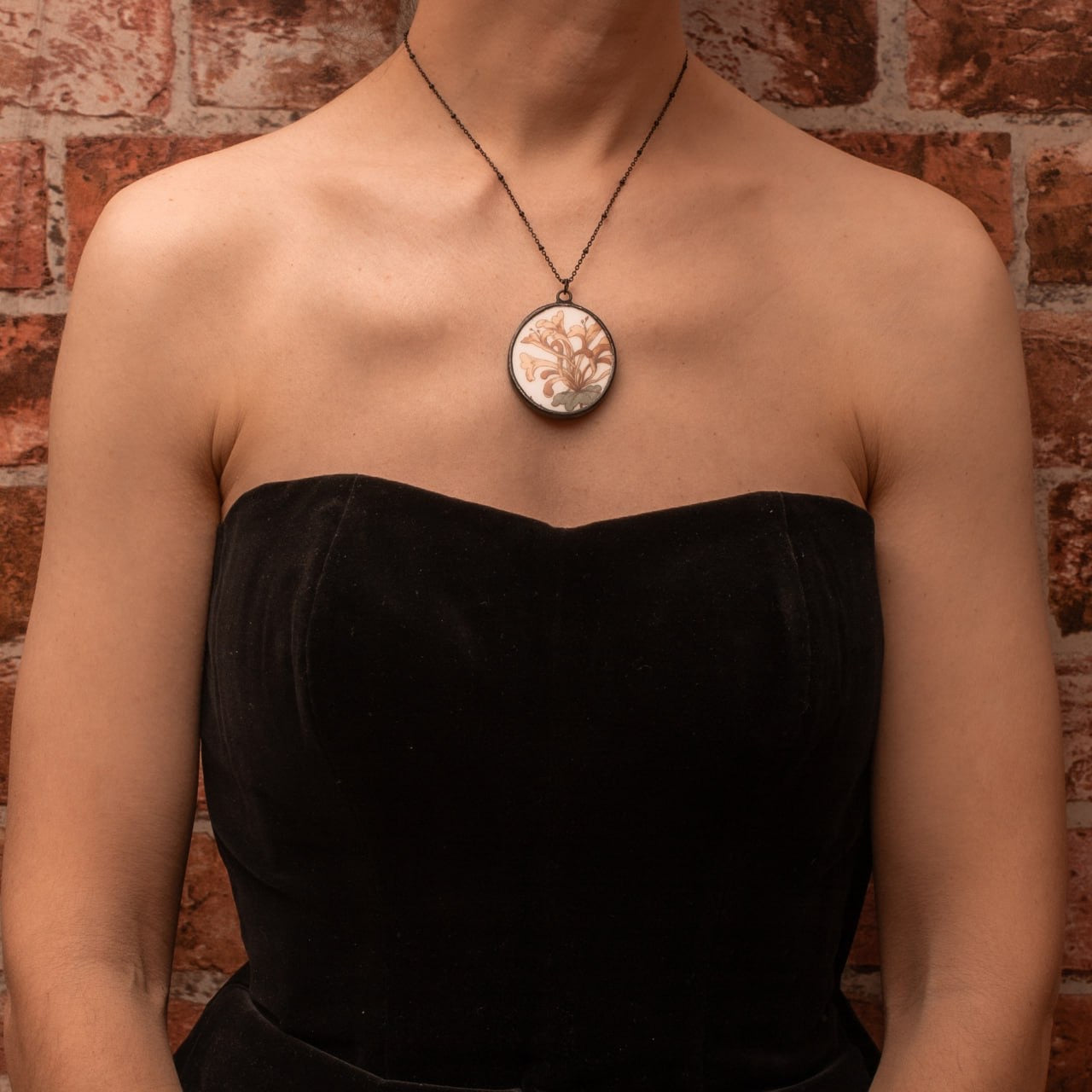 Collana con crisantemi gialli - ArtNouveau