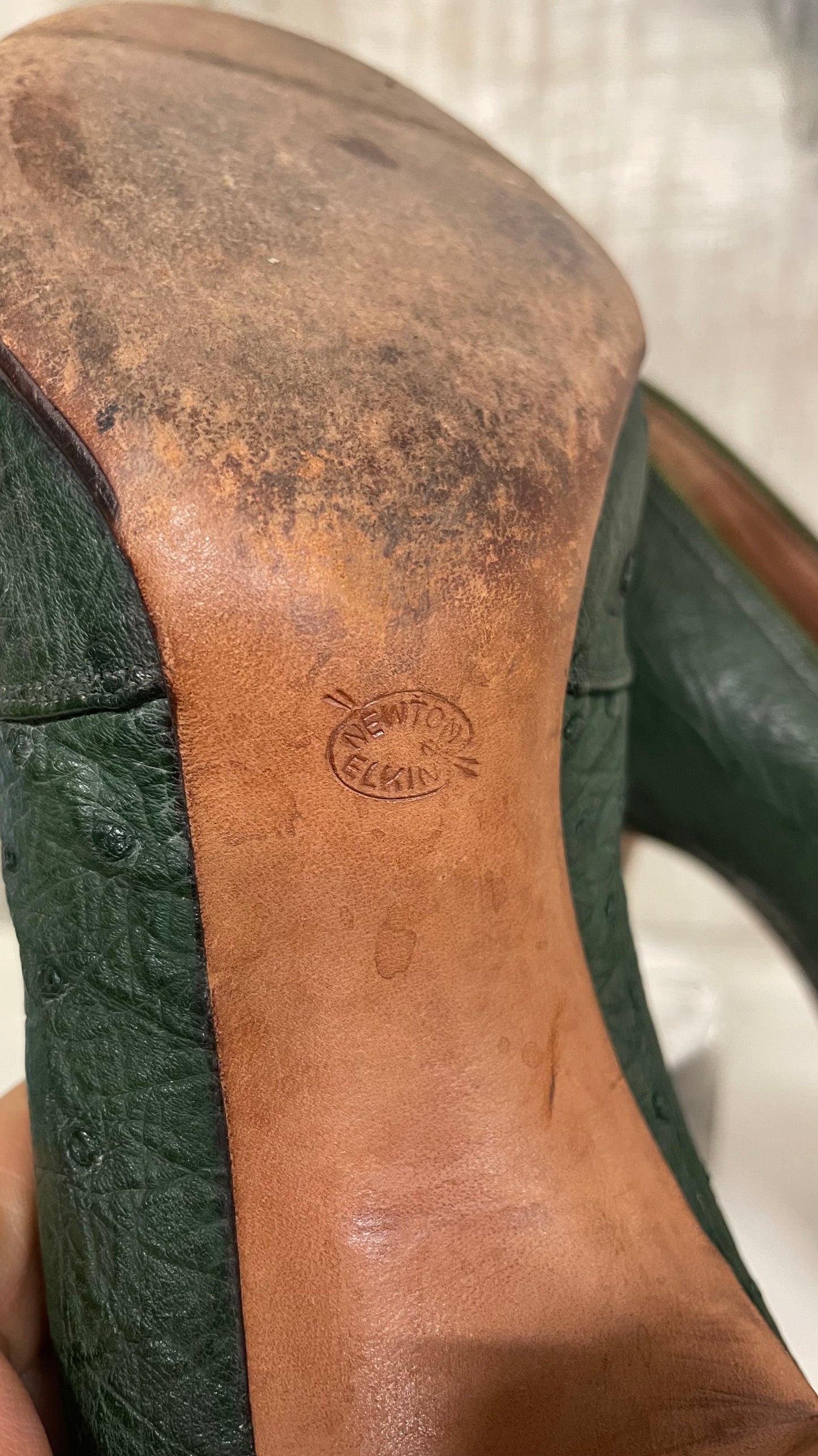 Décolleté anni 40 in pelle di struzzo