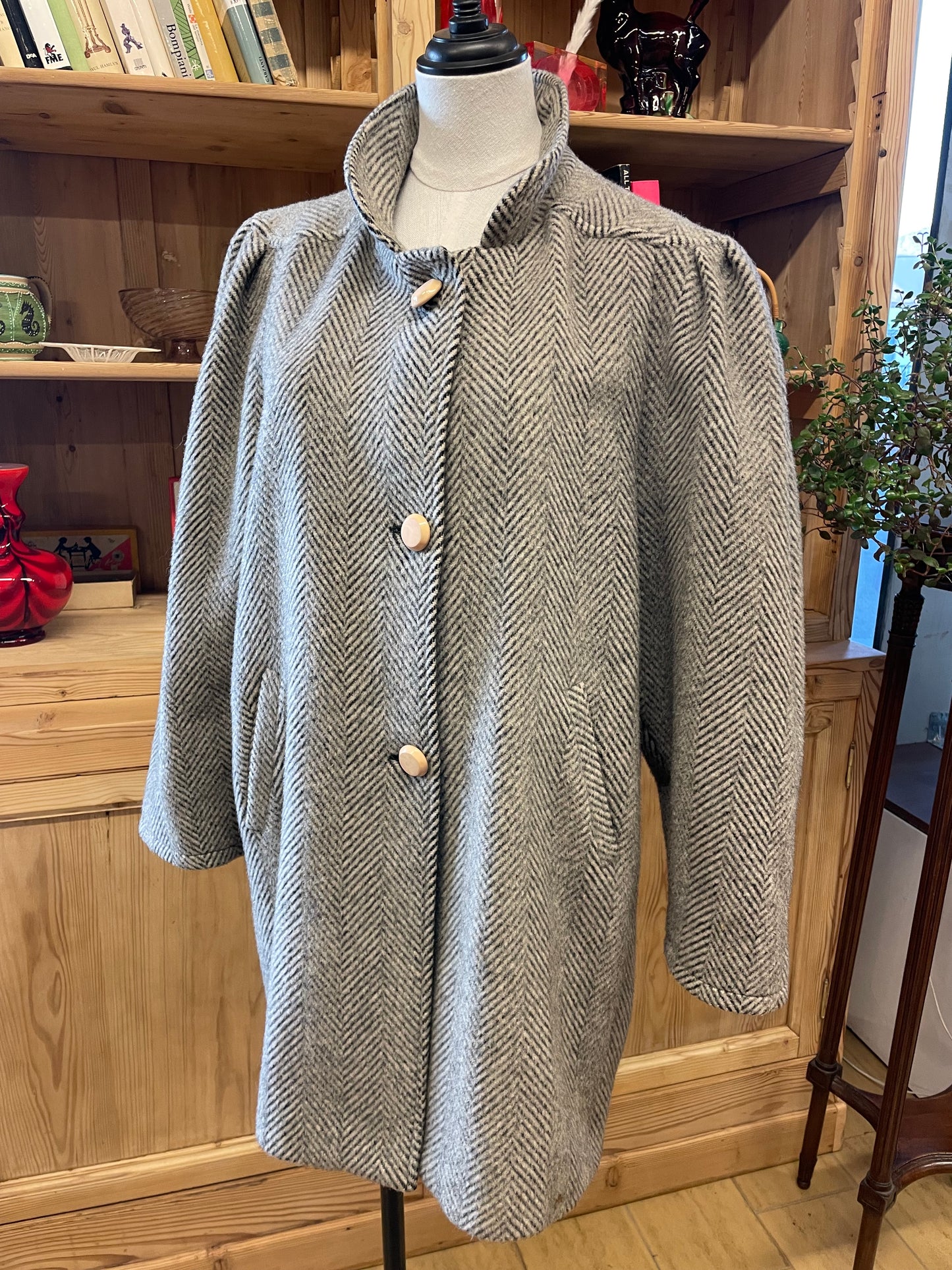 Cappotto anni 80 donna in misto lana spinapesce grigio e nero.
