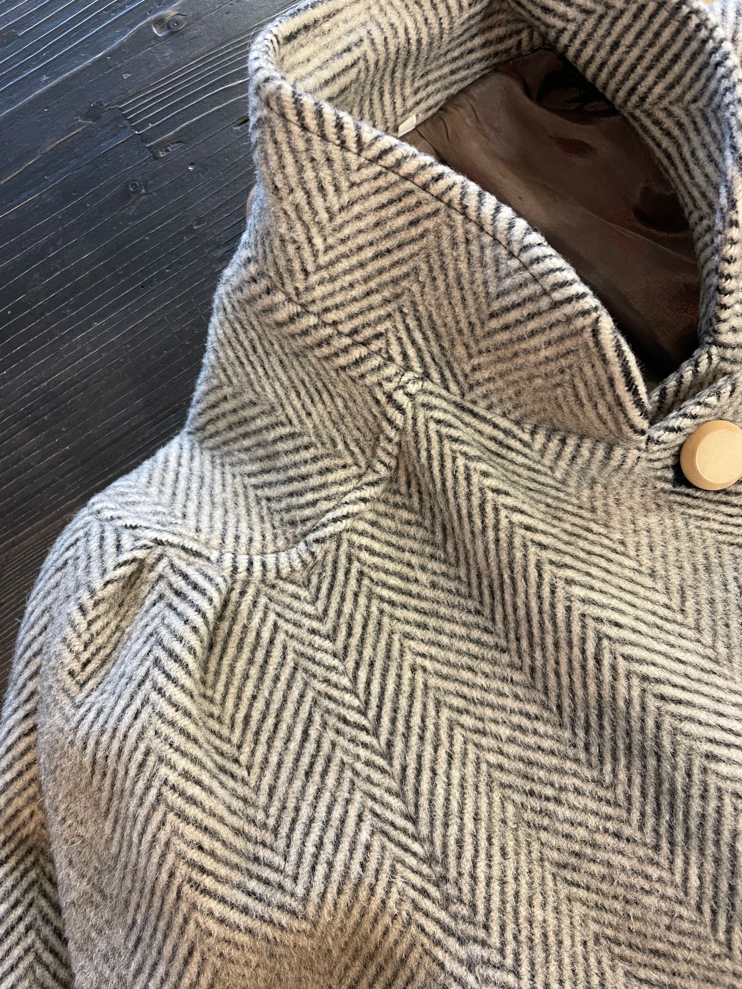 Cappotto anni 80 donna in misto lana spinapesce grigio e nero.