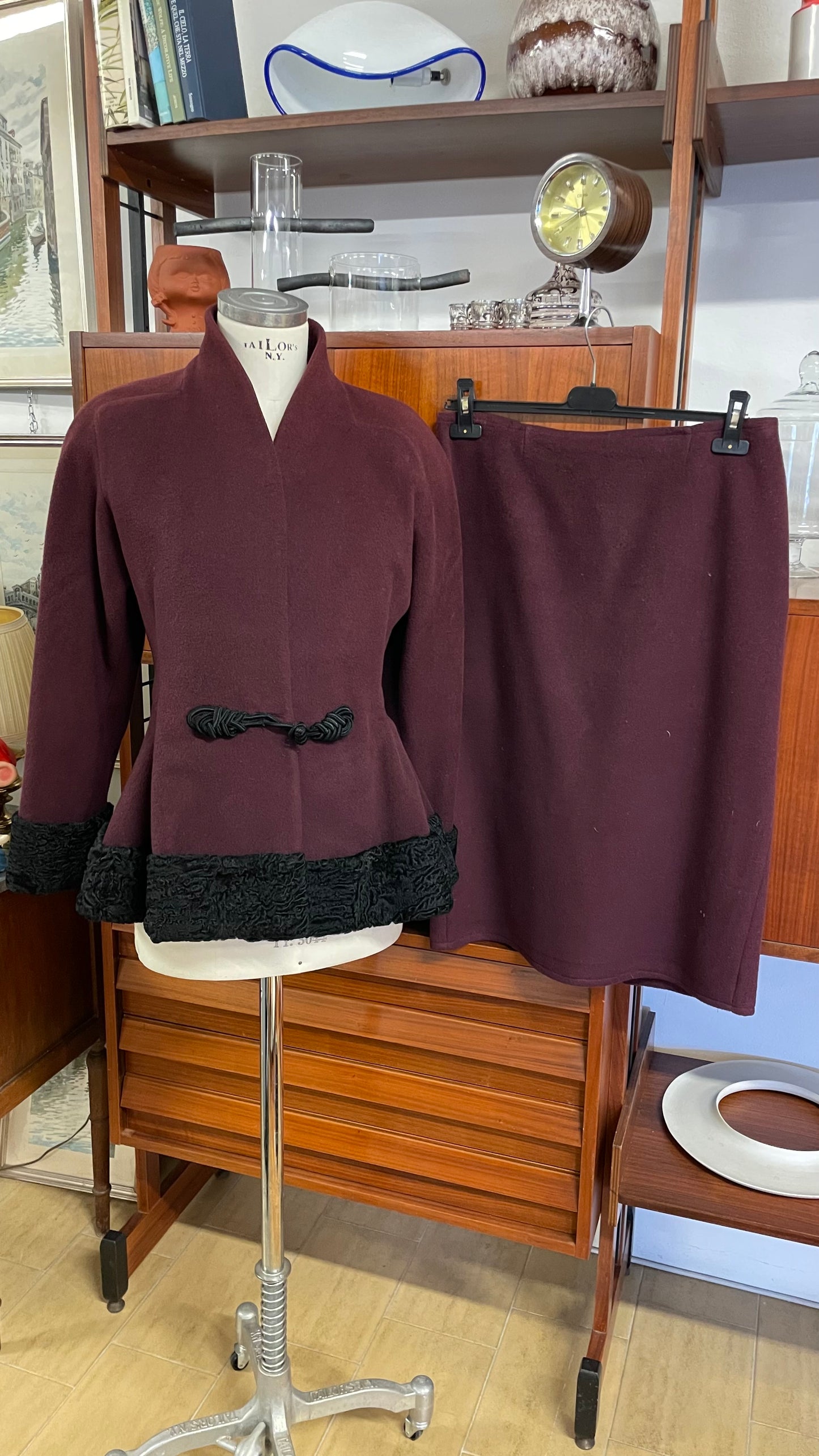 Giacca in lana sartoriale con bordatura in Astrakan nero