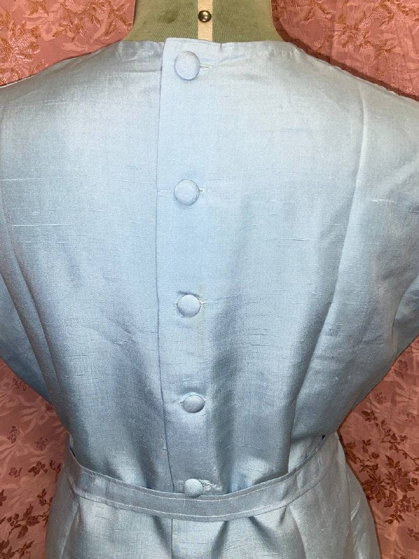 Abito smanicato azzurro in shantung di seta, tg. 56, deadstock anni '60