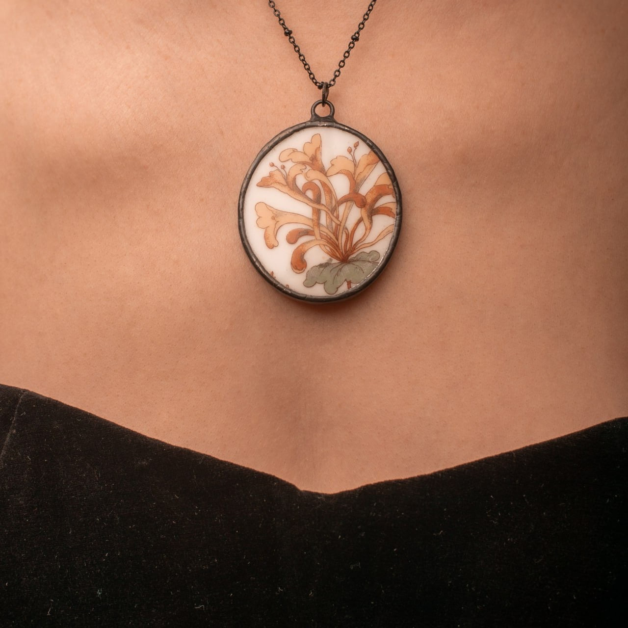 Collana con crisantemi gialli - ArtNouveau