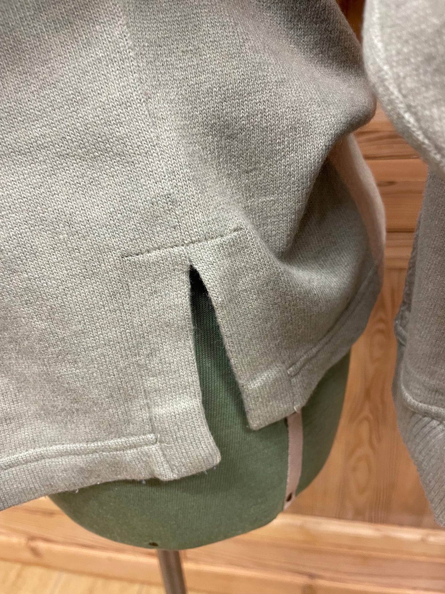 Maglione in lana anni 90 con ricamo Botanico.