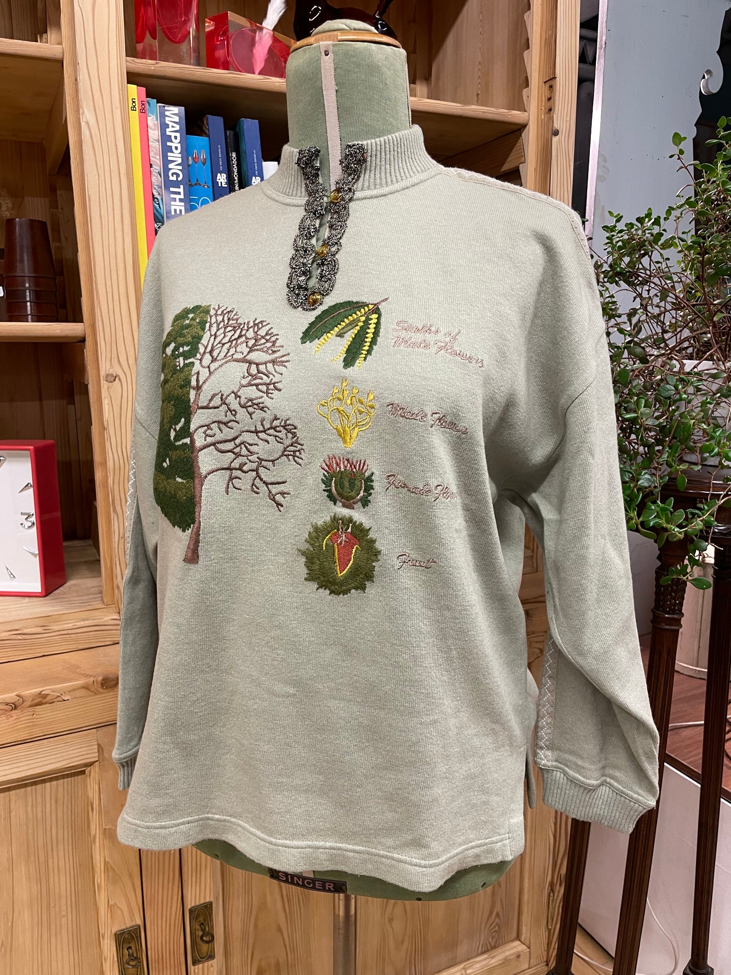 Maglione in lana anni 90 con ricamo Botanico.
