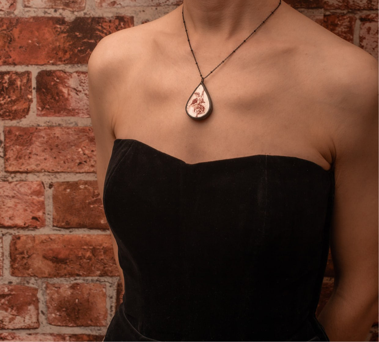 Collana con rosa rossa