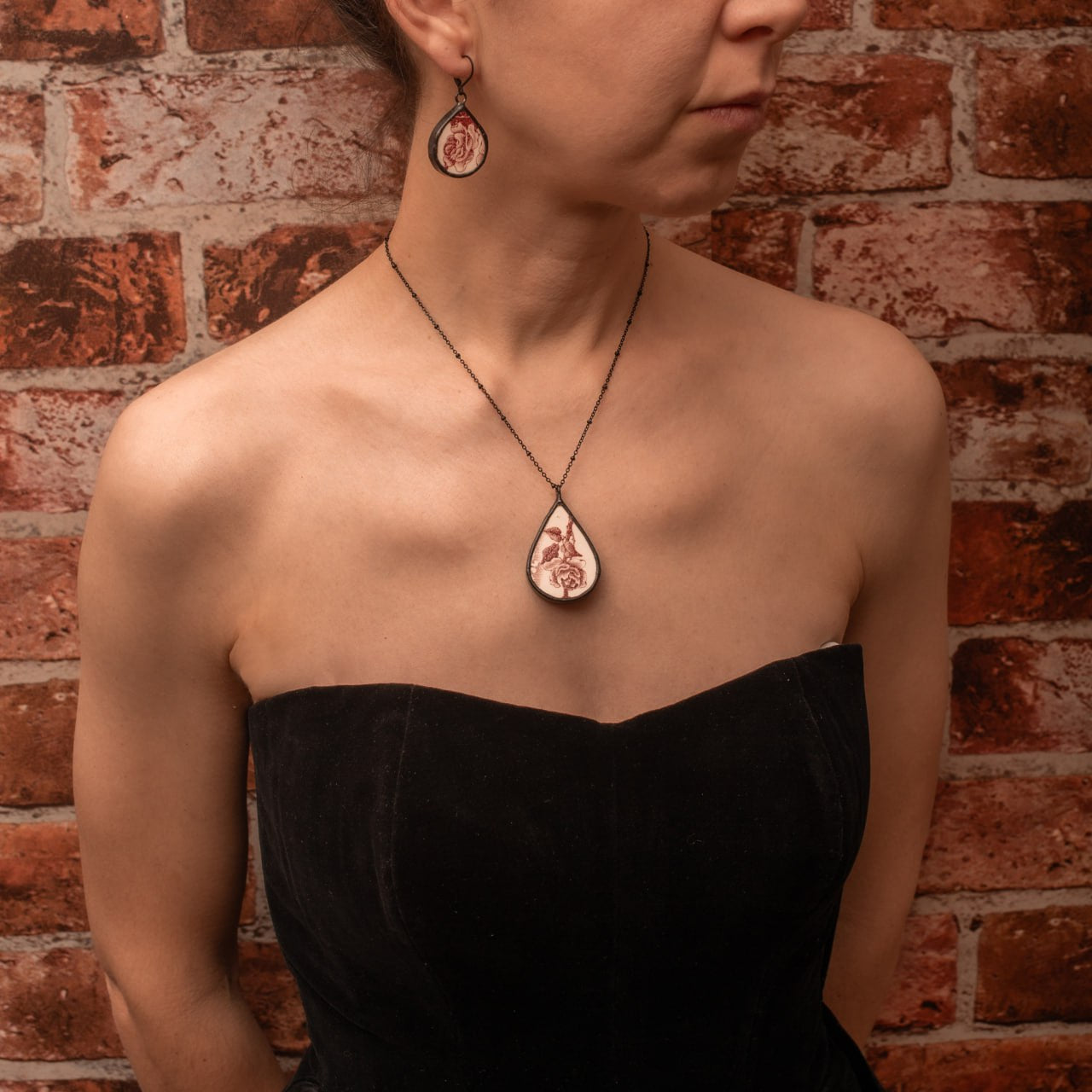 Collana con rosa rossa