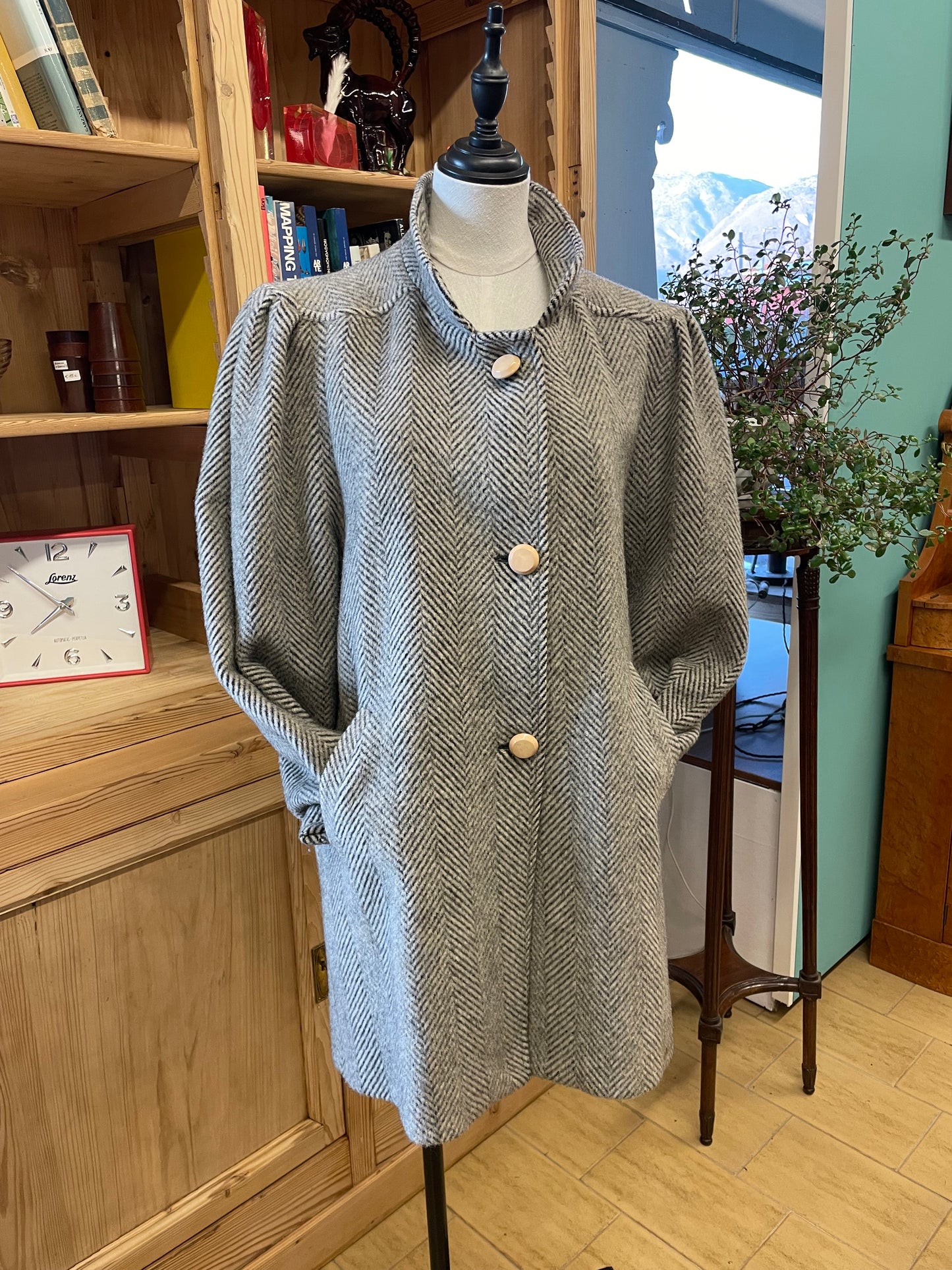 Cappotto anni 80 donna in misto lana spinapesce grigio e nero.