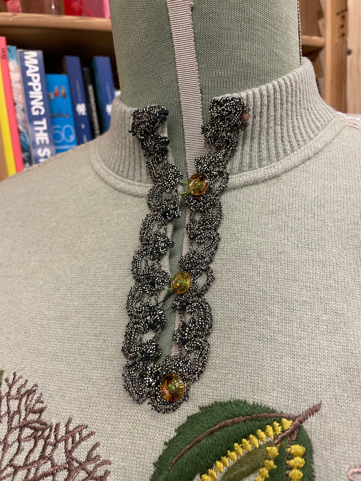 Maglione in lana anni 90 con ricamo Botanico.