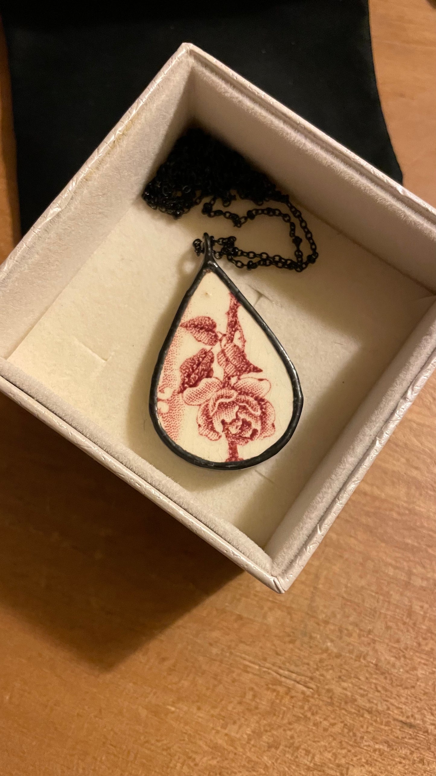 Collana con rosa rossa