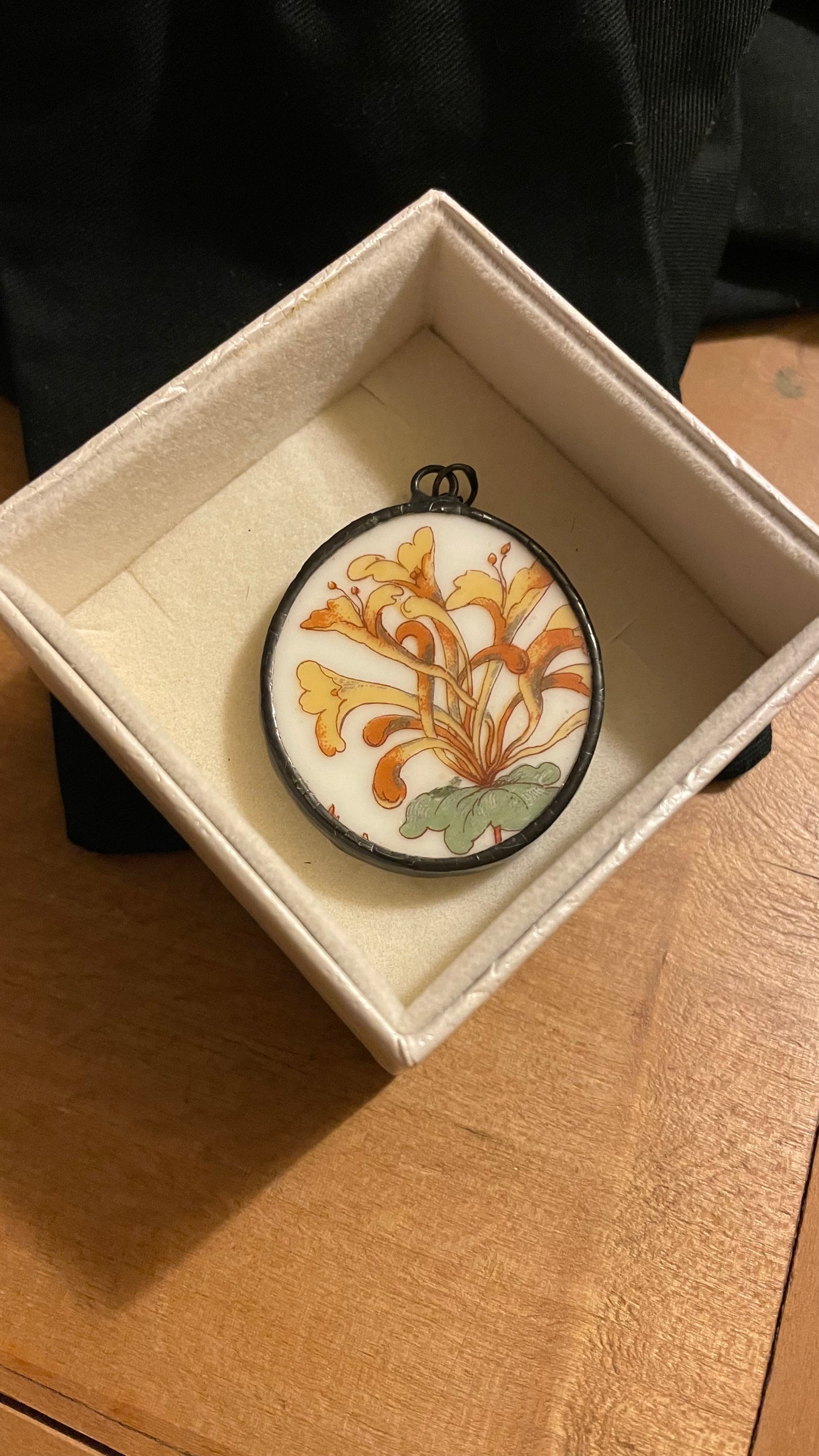 Collana con crisantemi gialli - ArtNouveau