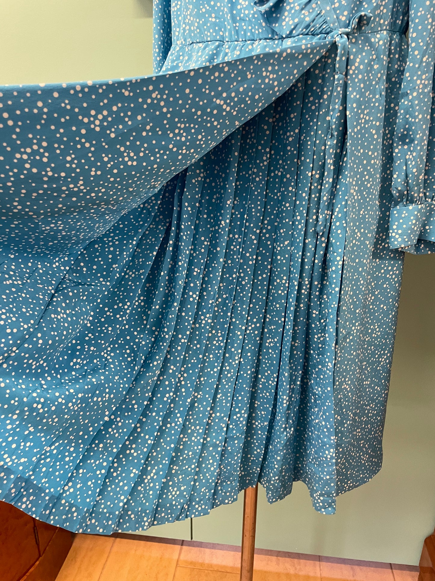 Abito in seta celeste con pois