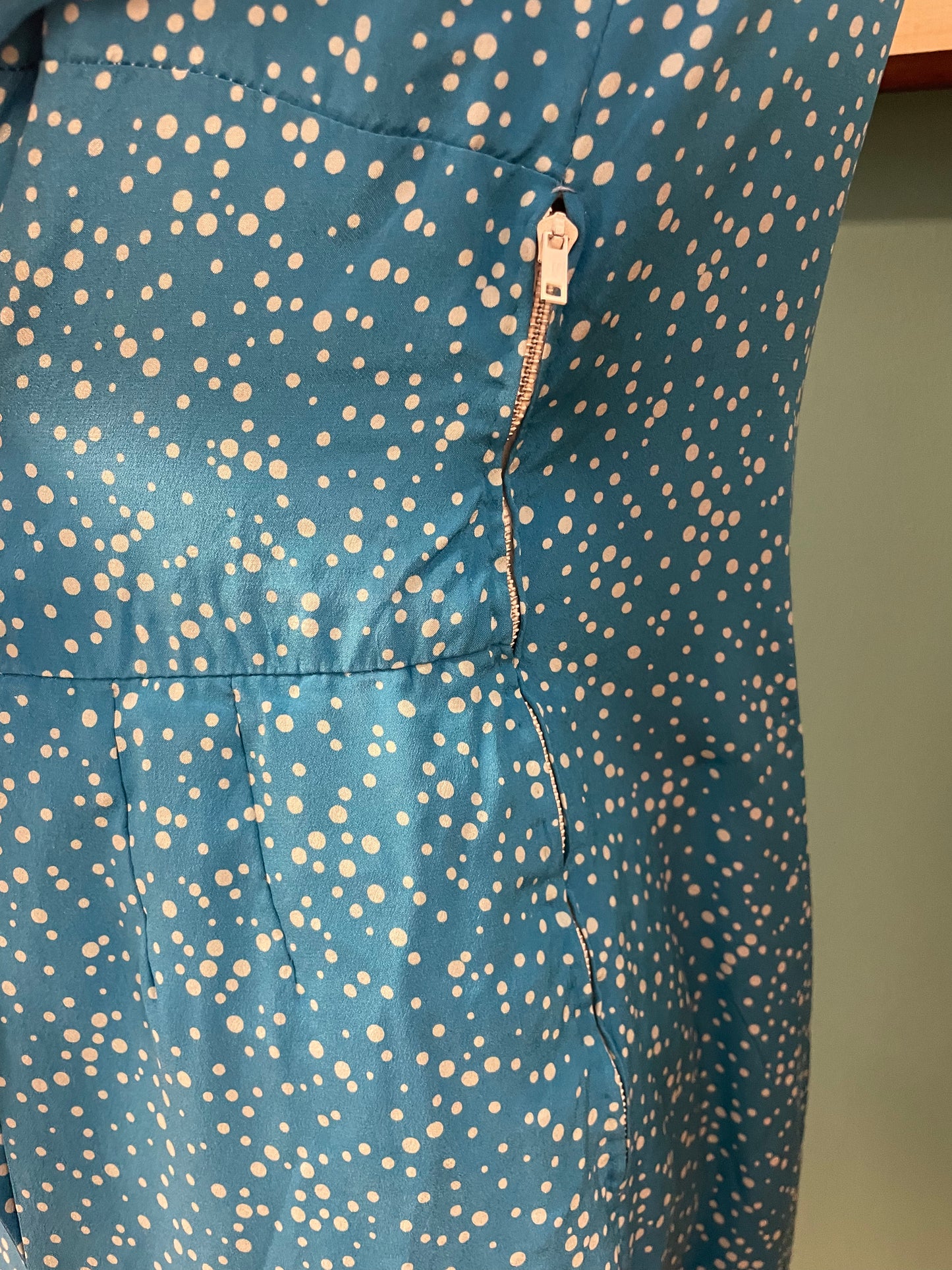 Abito in seta celeste con pois