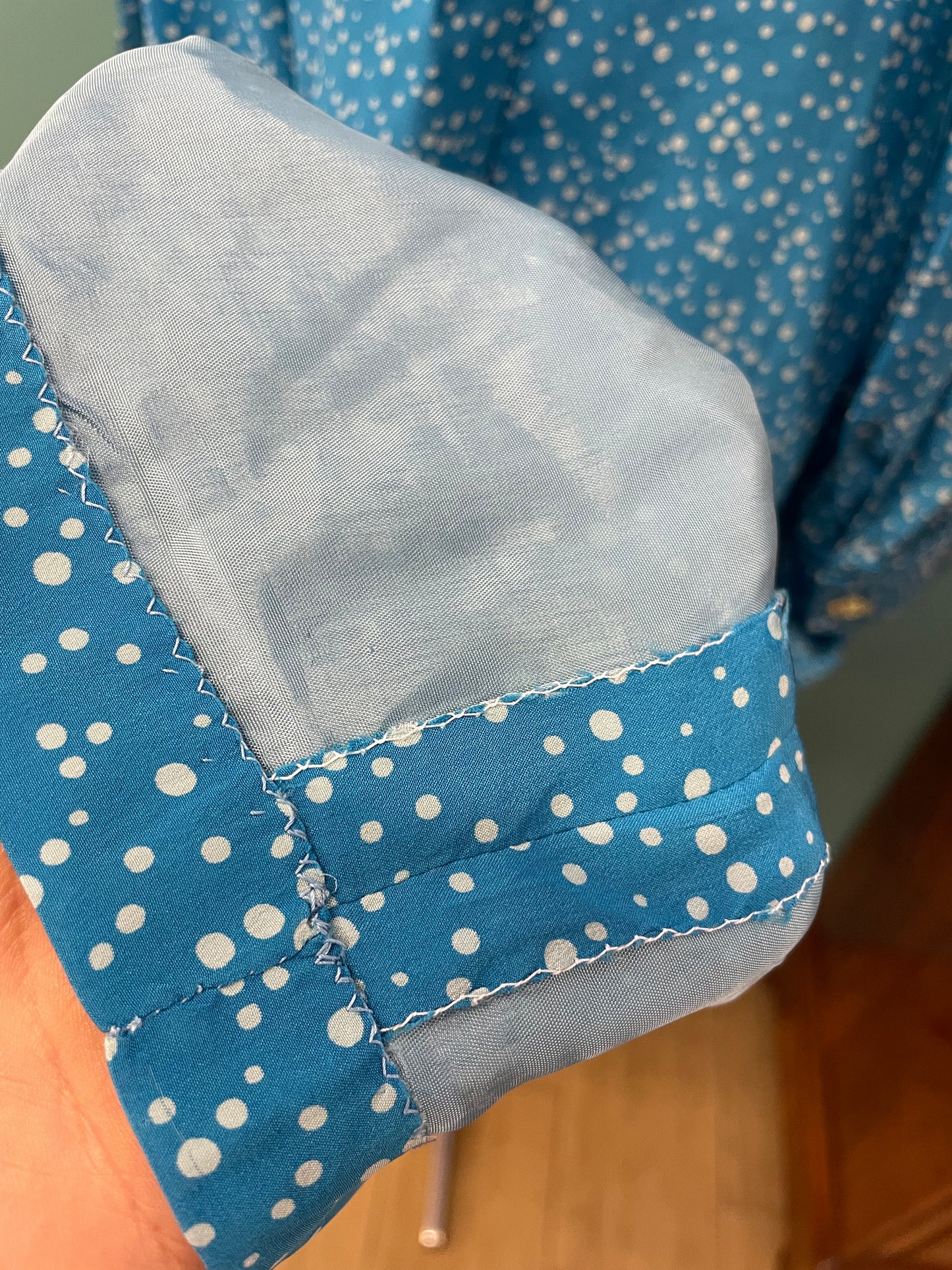 Abito in seta celeste con pois