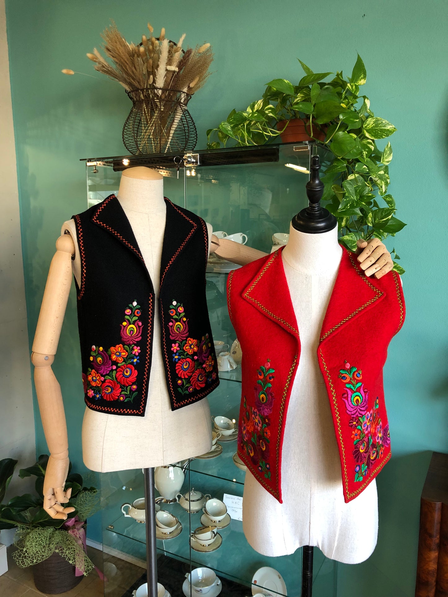 Gilet nero in panno ungherese folk ricamato a mano