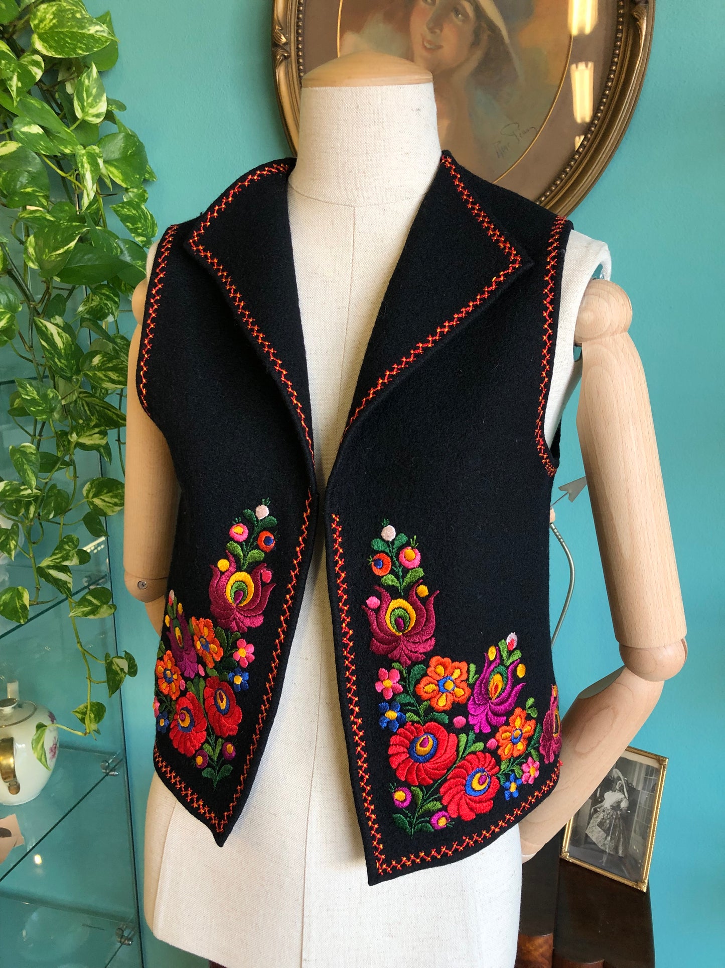 Gilet nero in panno ungherese folk ricamato a mano