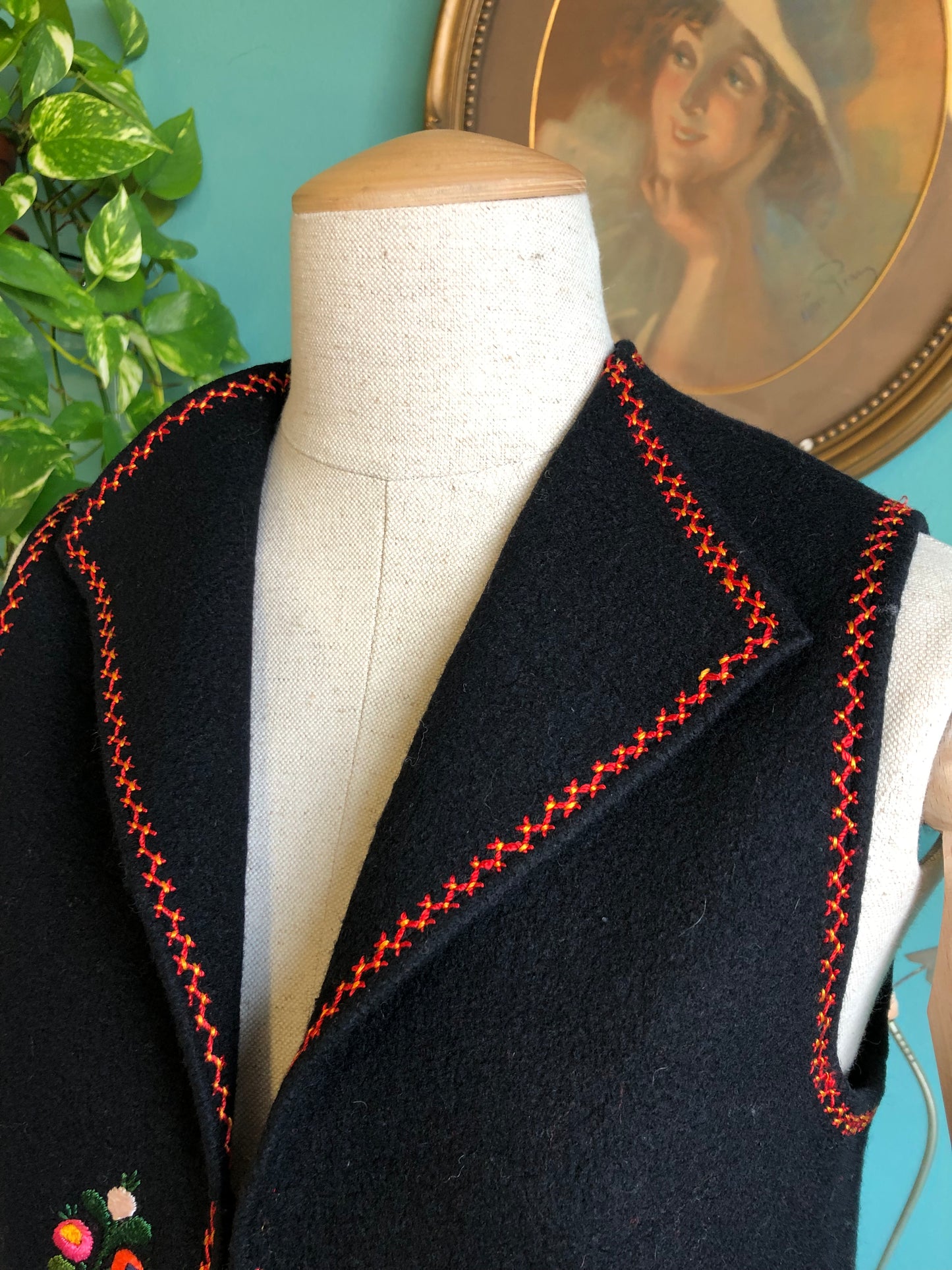 Gilet nero in panno ungherese folk ricamato a mano