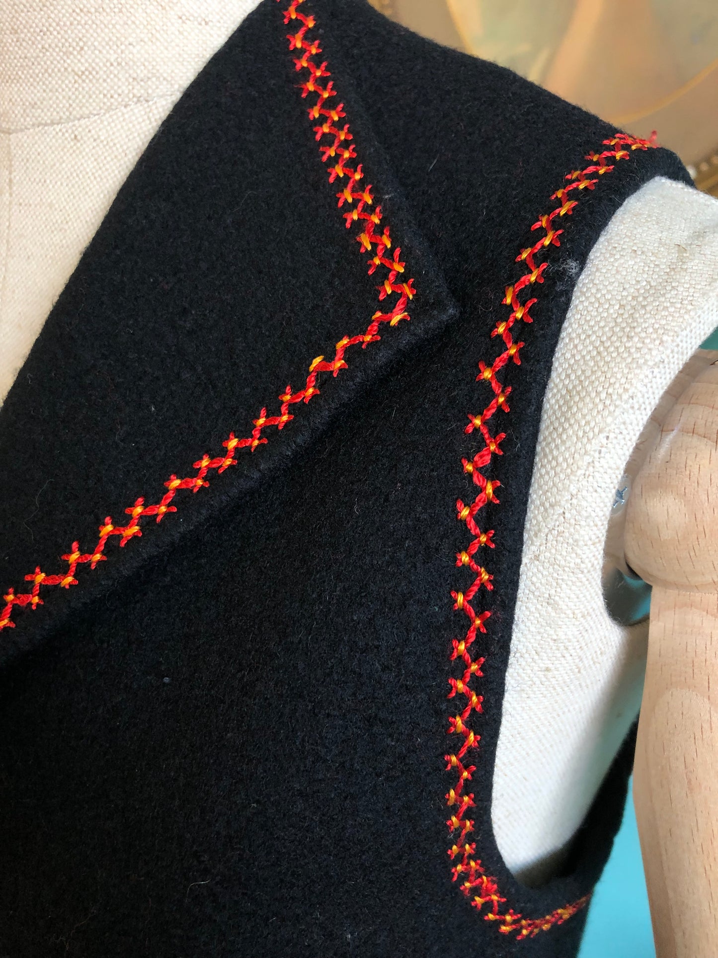 Gilet nero in panno ungherese folk ricamato a mano