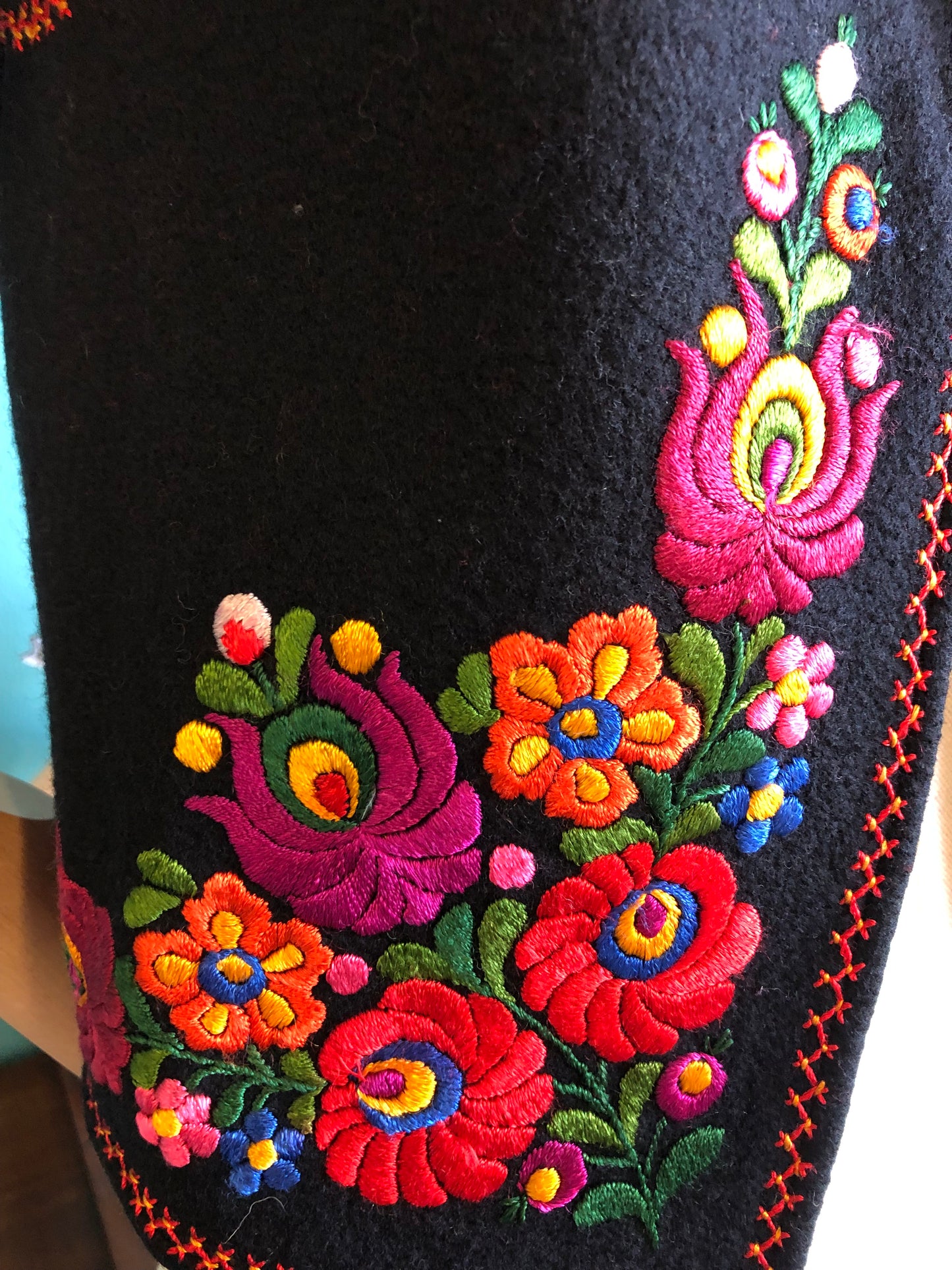 Gilet nero in panno ungherese folk ricamato a mano