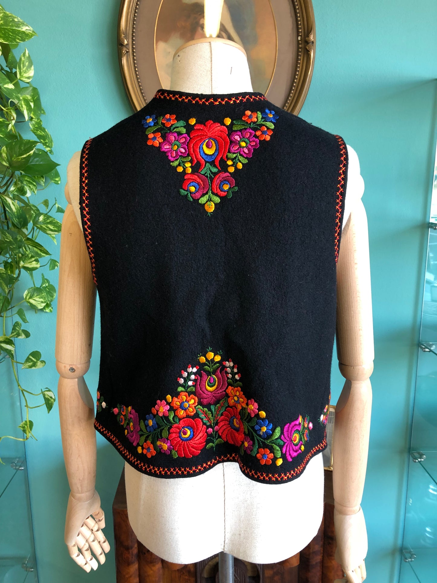 Gilet nero in panno ungherese folk ricamato a mano