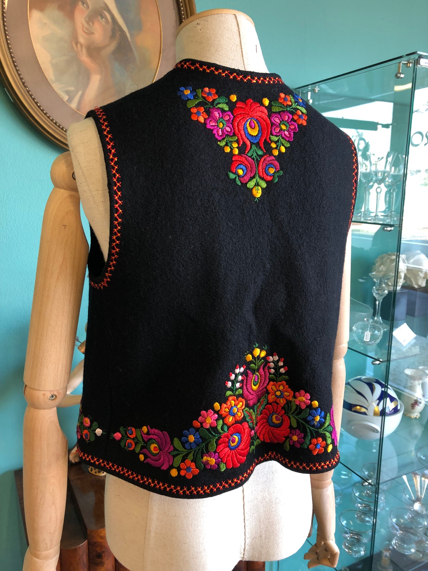 Gilet nero in panno ungherese folk ricamato a mano