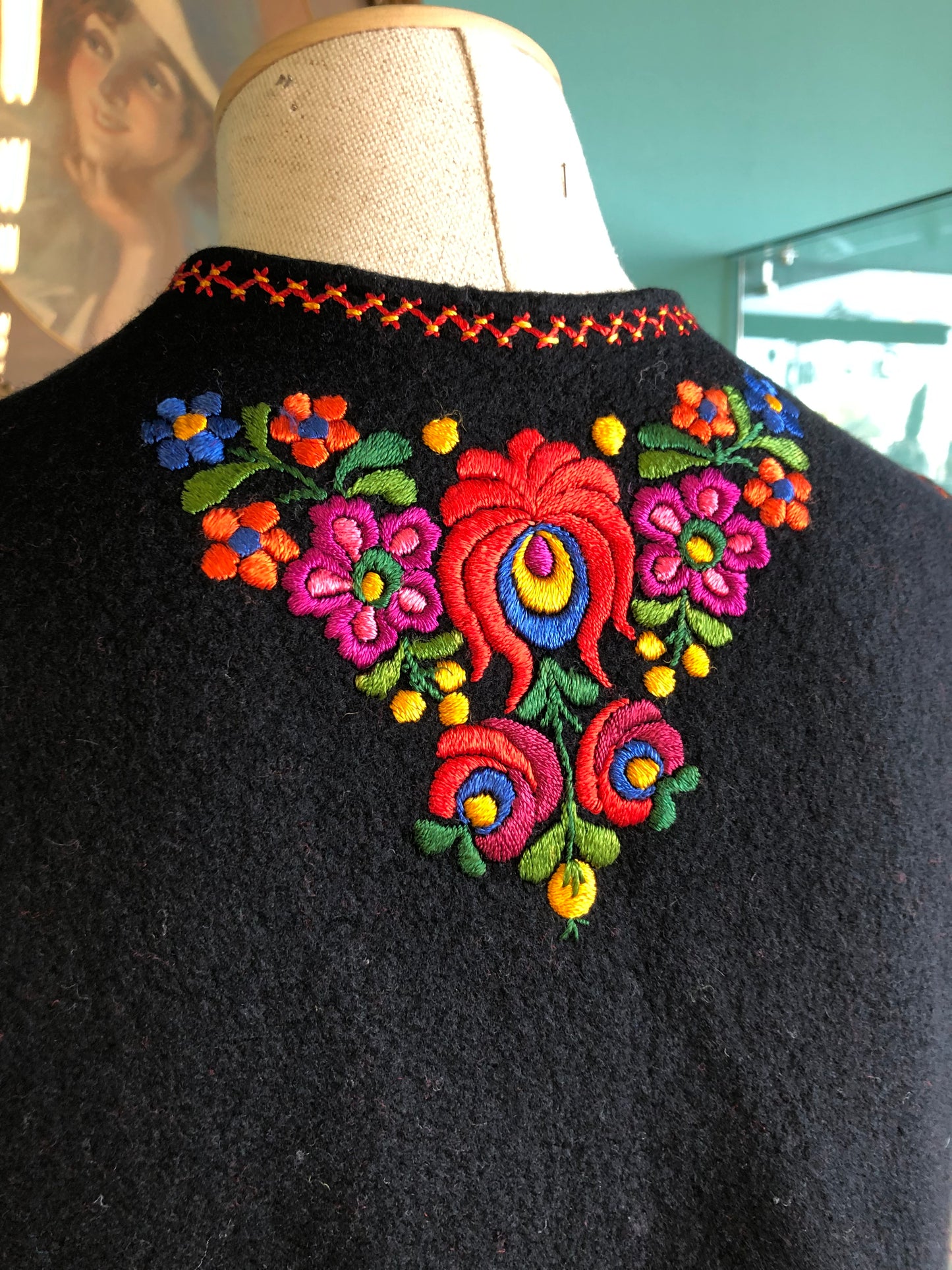 Gilet nero in panno ungherese folk ricamato a mano