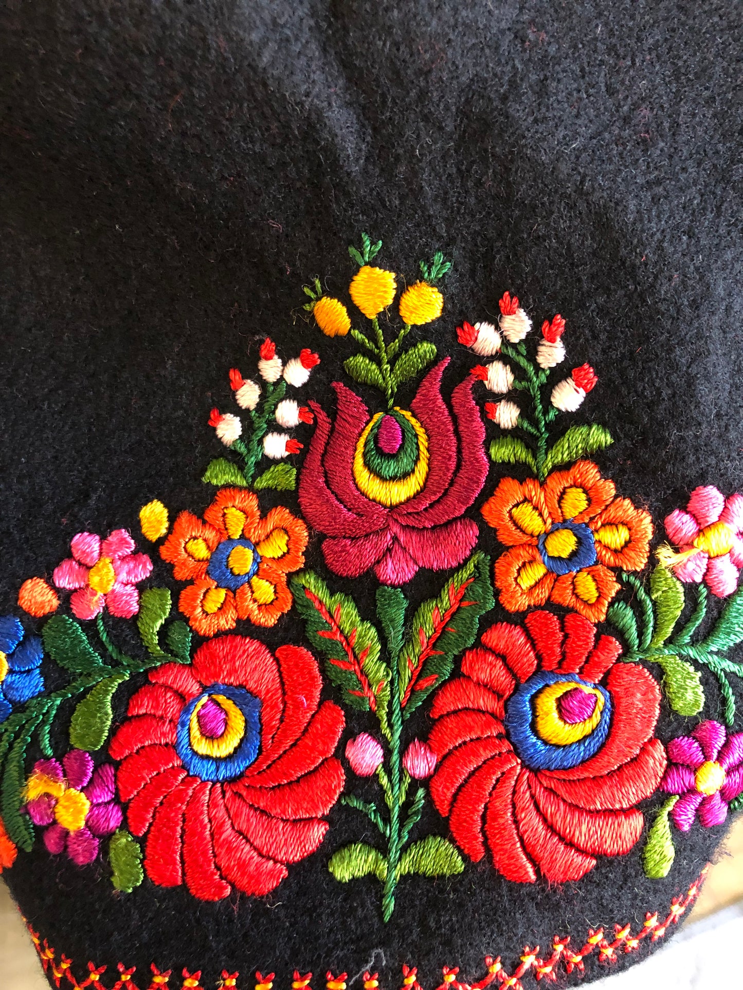 Gilet nero in panno ungherese folk ricamato a mano