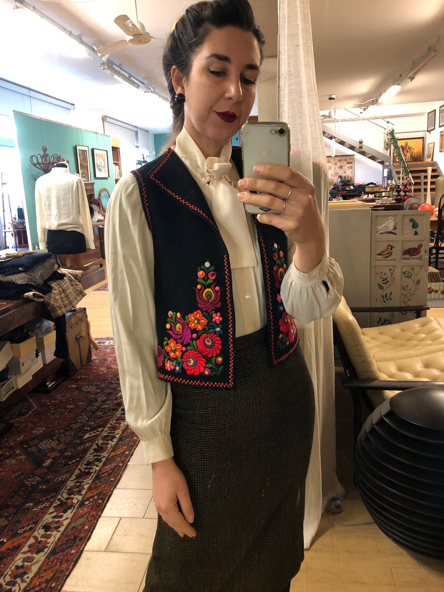 Gilet nero in panno ungherese folk ricamato a mano