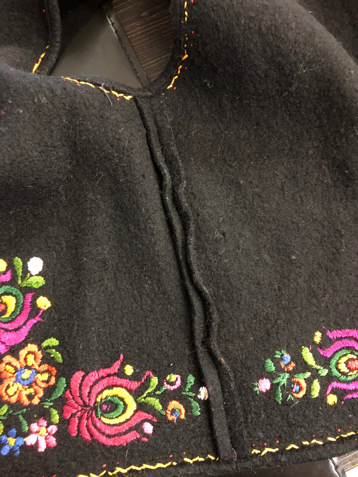 Gilet nero in panno ungherese folk ricamato a mano