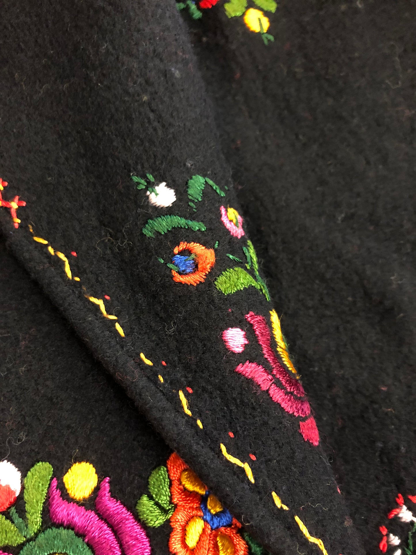 Gilet nero in panno ungherese folk ricamato a mano