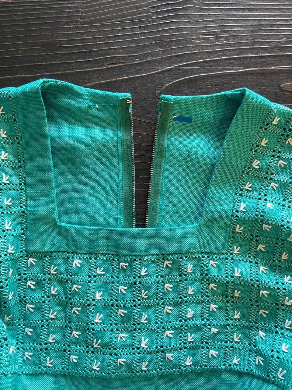 Abito sartoriale in lino smanicato - ricamato a mano - anni 60