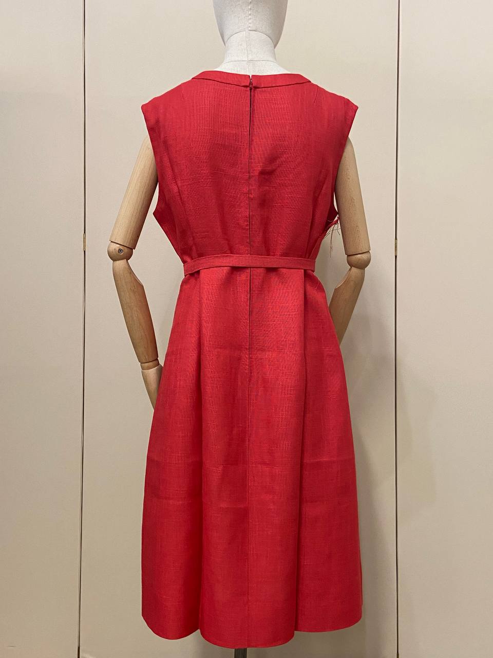 Abito sartoriale smanicato in lino