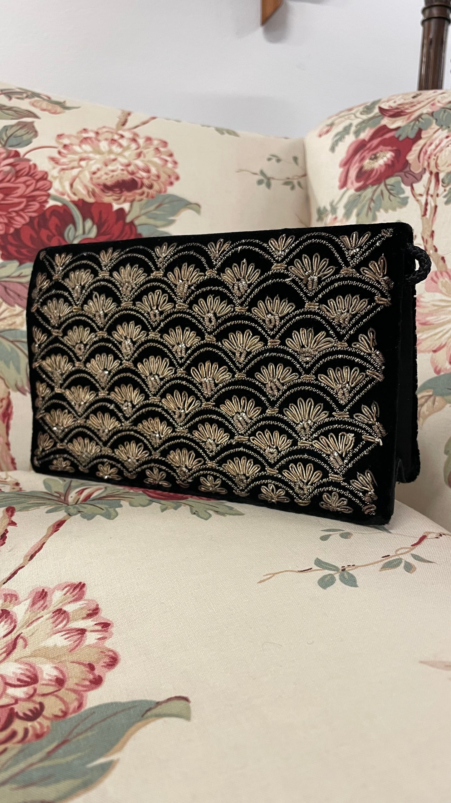 Pochette in velluto nero con preziosi ricami dorati