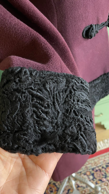 Giacca in lana sartoriale con bordatura in Astrakan nero