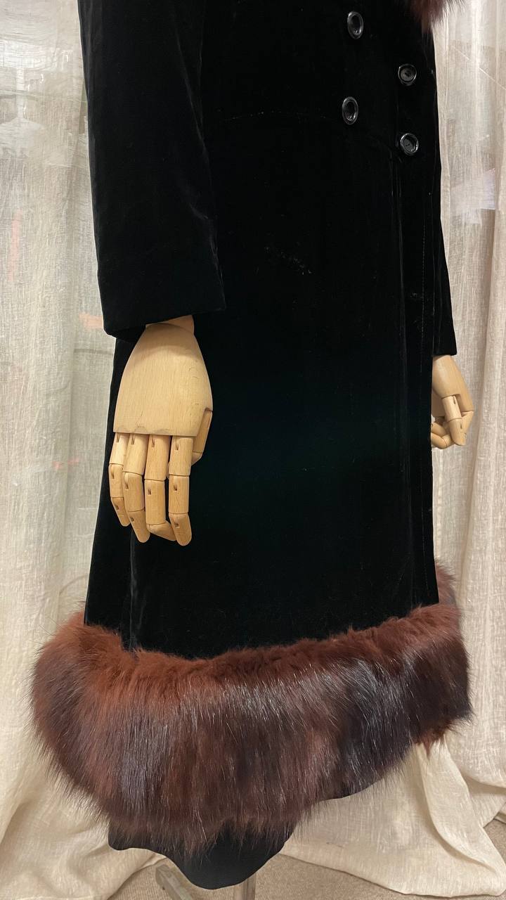 Cappotto fine anni 50 in velluto nero mod.zarina con bordi in pelliccia - tg.xs/s