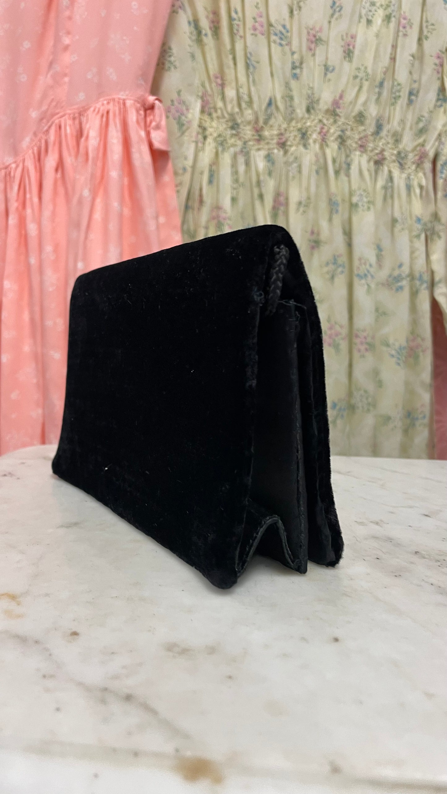 Pochette in velluto nero con preziosi ricami dorati