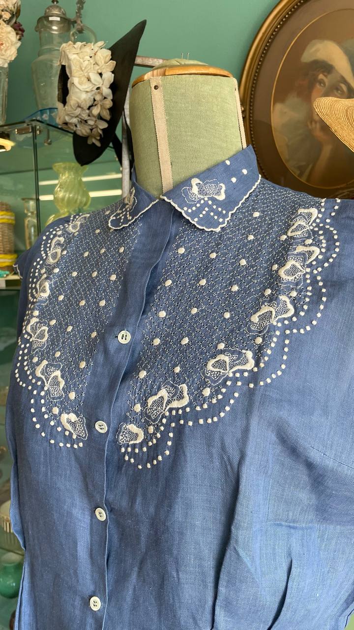Blusa smanicata anni 50 deadstock in lino ricamata a mano - tg.M/L