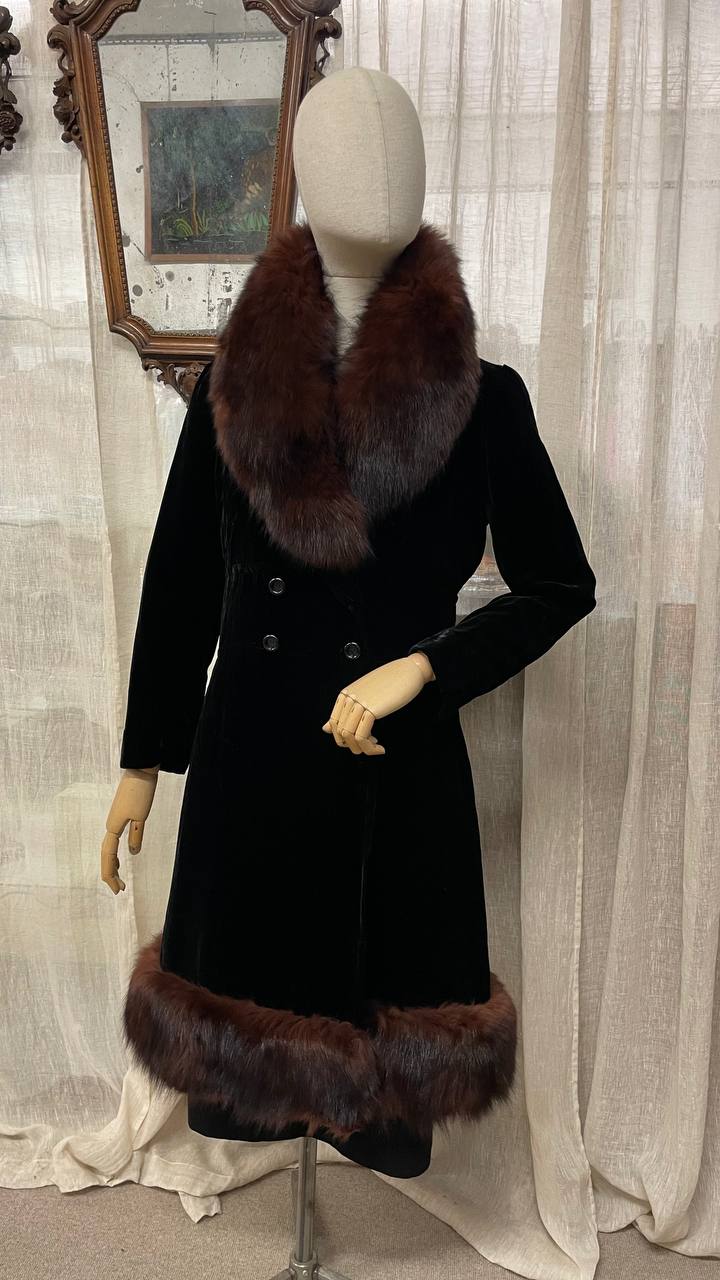 Cappotto fine anni 50 in velluto nero mod.zarina con bordi in pelliccia - tg.xs/s