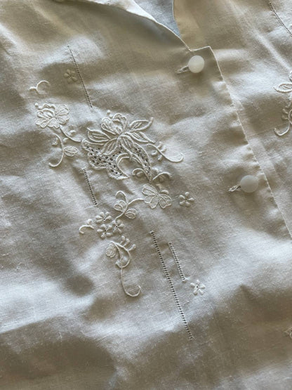Camicia romantica in lino ricamata a mano - tg.M/L