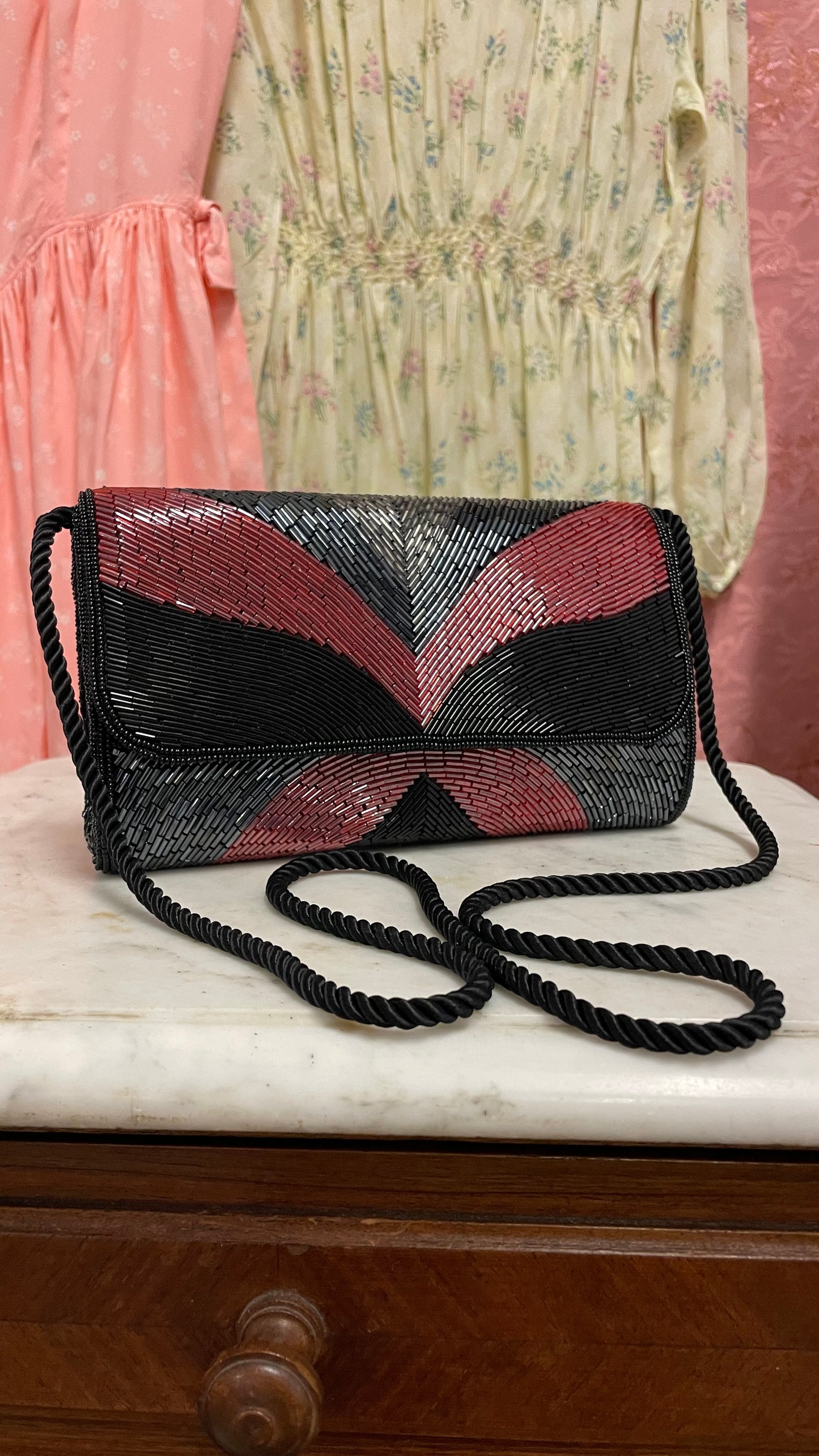 Borsetta anni 80 ricamata con perline