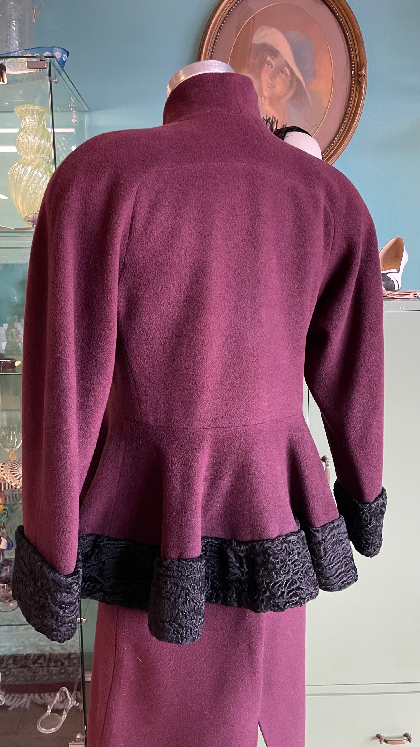 Giacca in lana sartoriale con bordatura in Astrakan nero