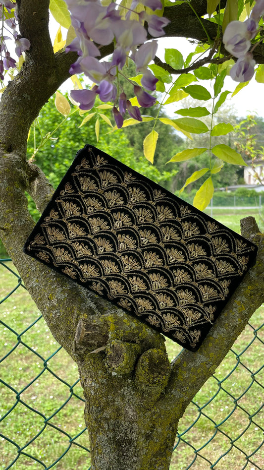 Pochette in velluto nero con preziosi ricami dorati