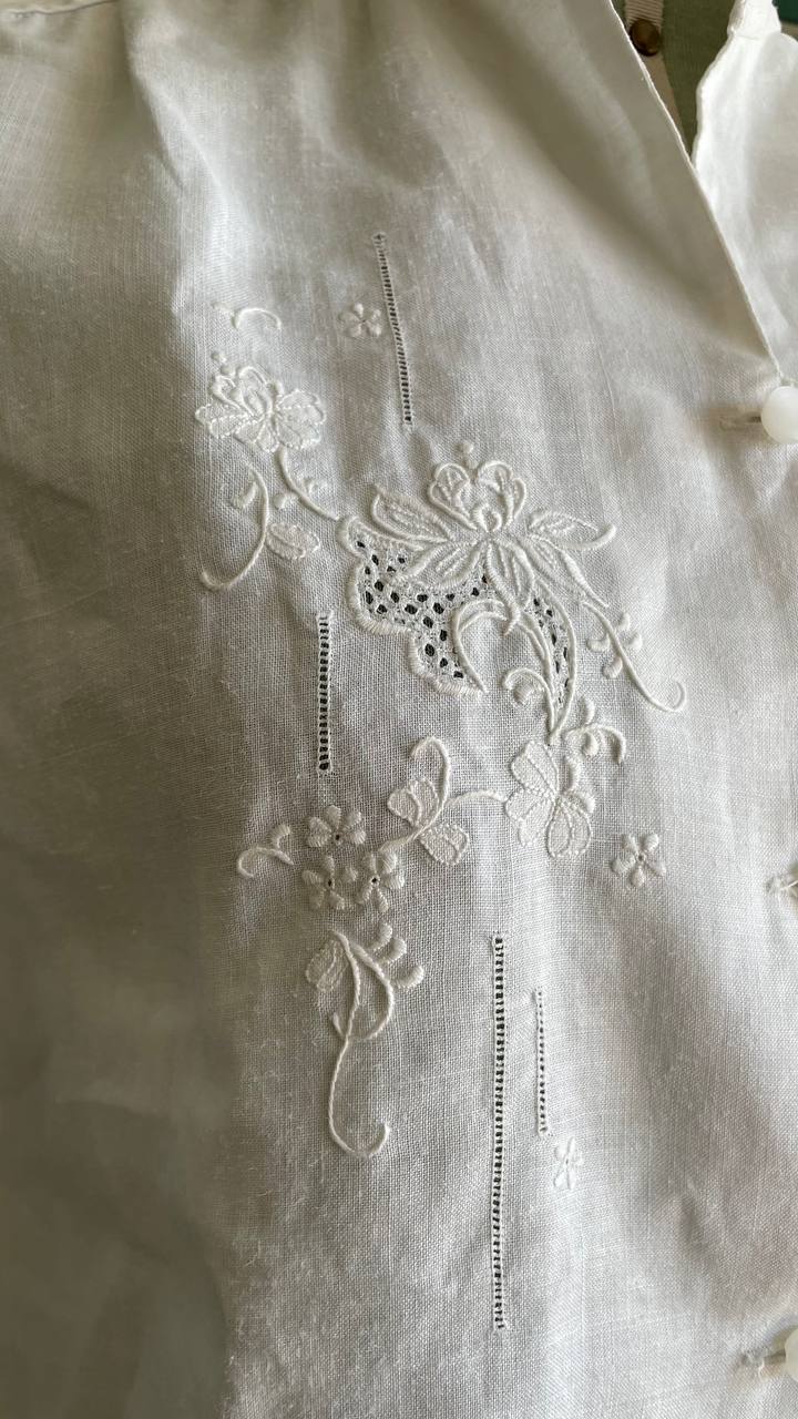 Camicia romantica in lino ricamata a mano - tg.M/L