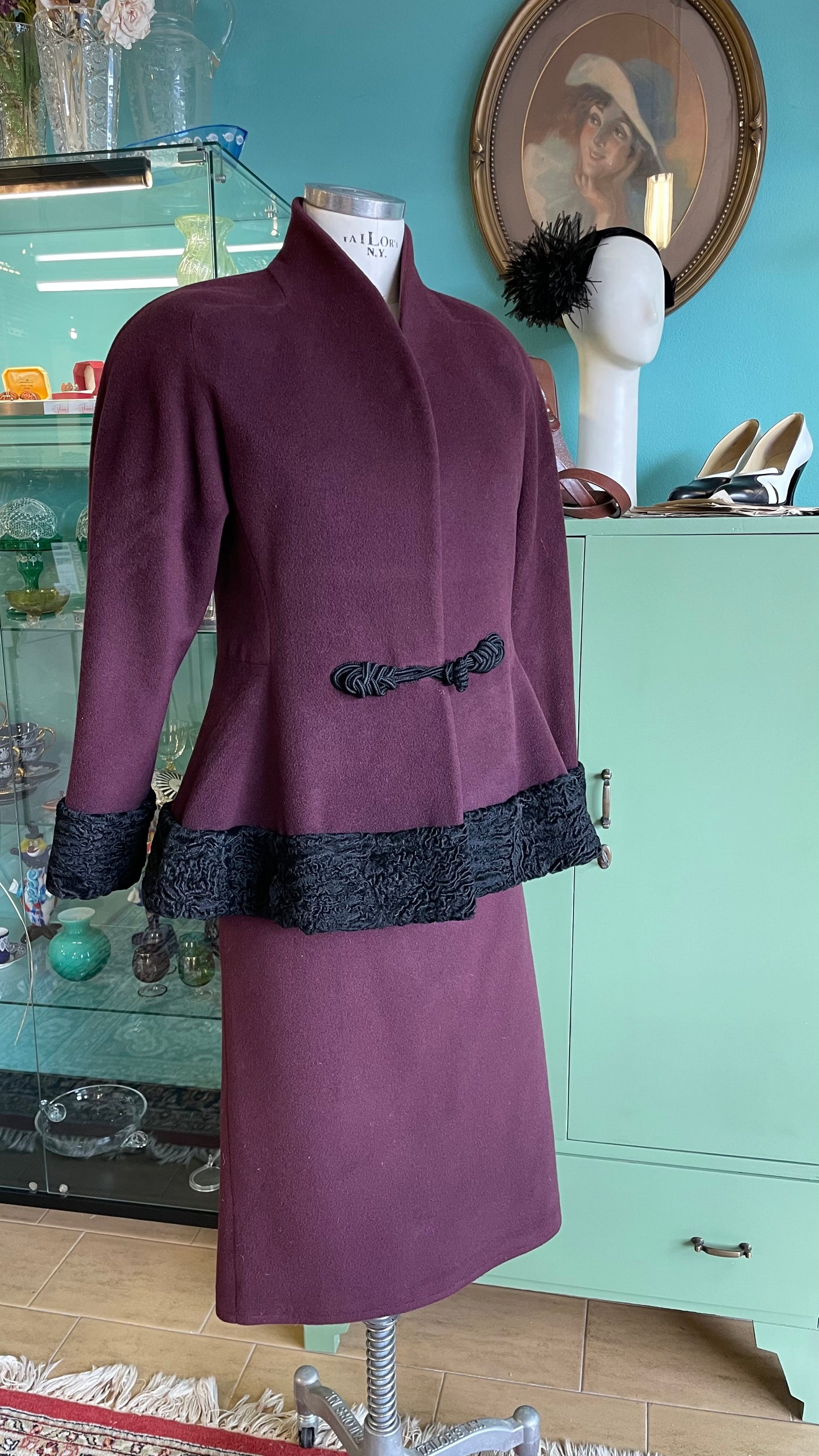 Giacca in lana sartoriale con bordatura in Astrakan nero