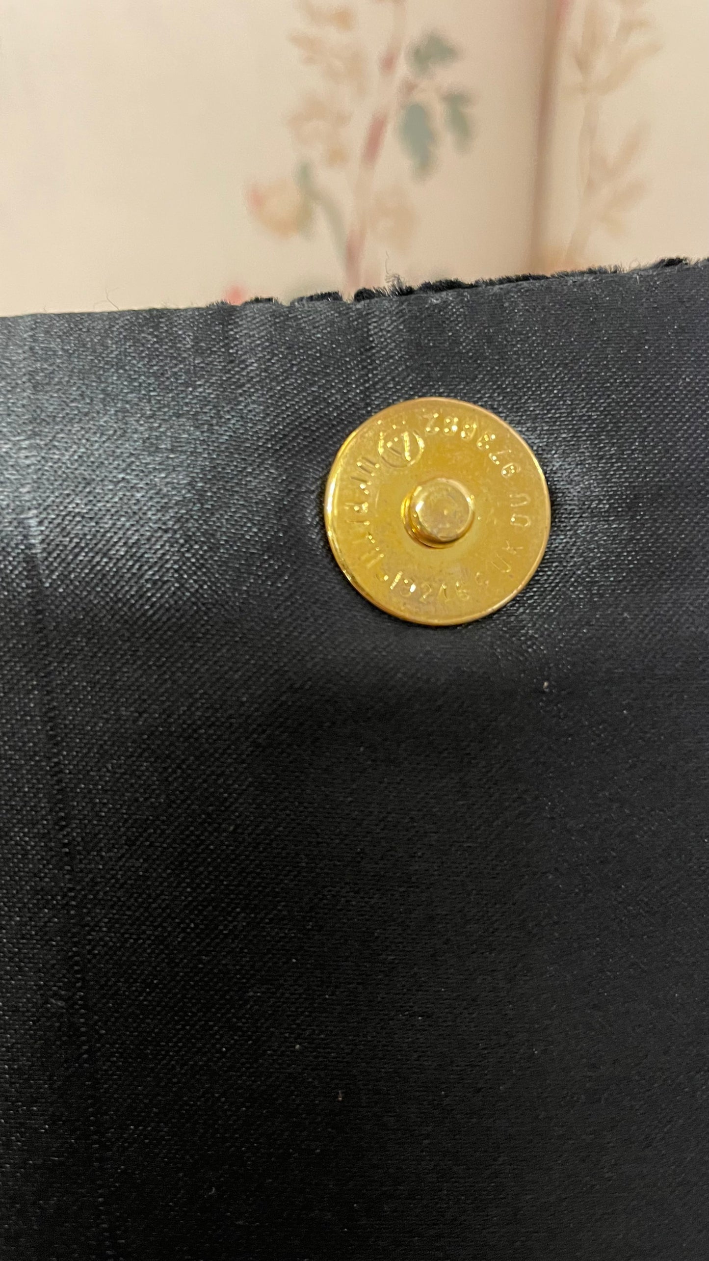Pochette in velluto nero con preziosi ricami dorati
