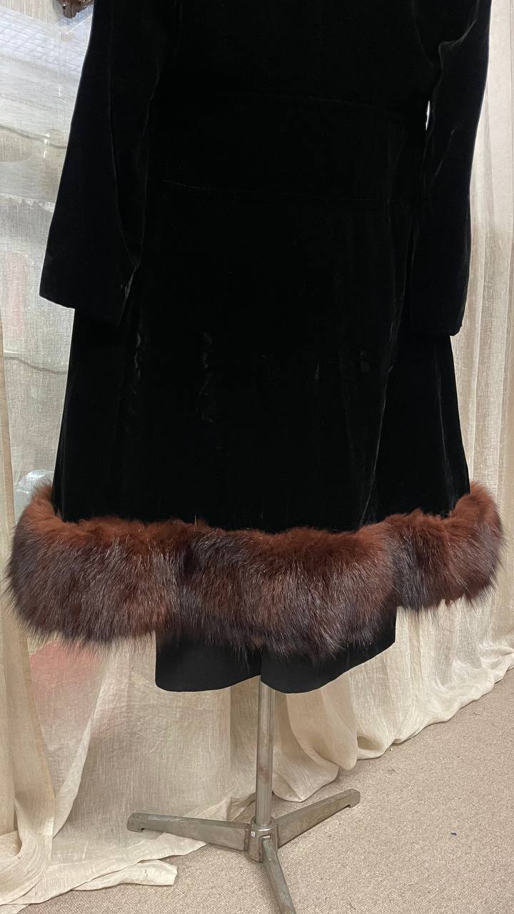 Cappotto fine anni 50 in velluto nero mod.zarina con bordi in pelliccia - tg.xs/s