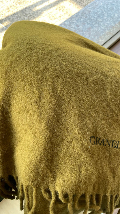 Mantella in lana morbidissima color senape